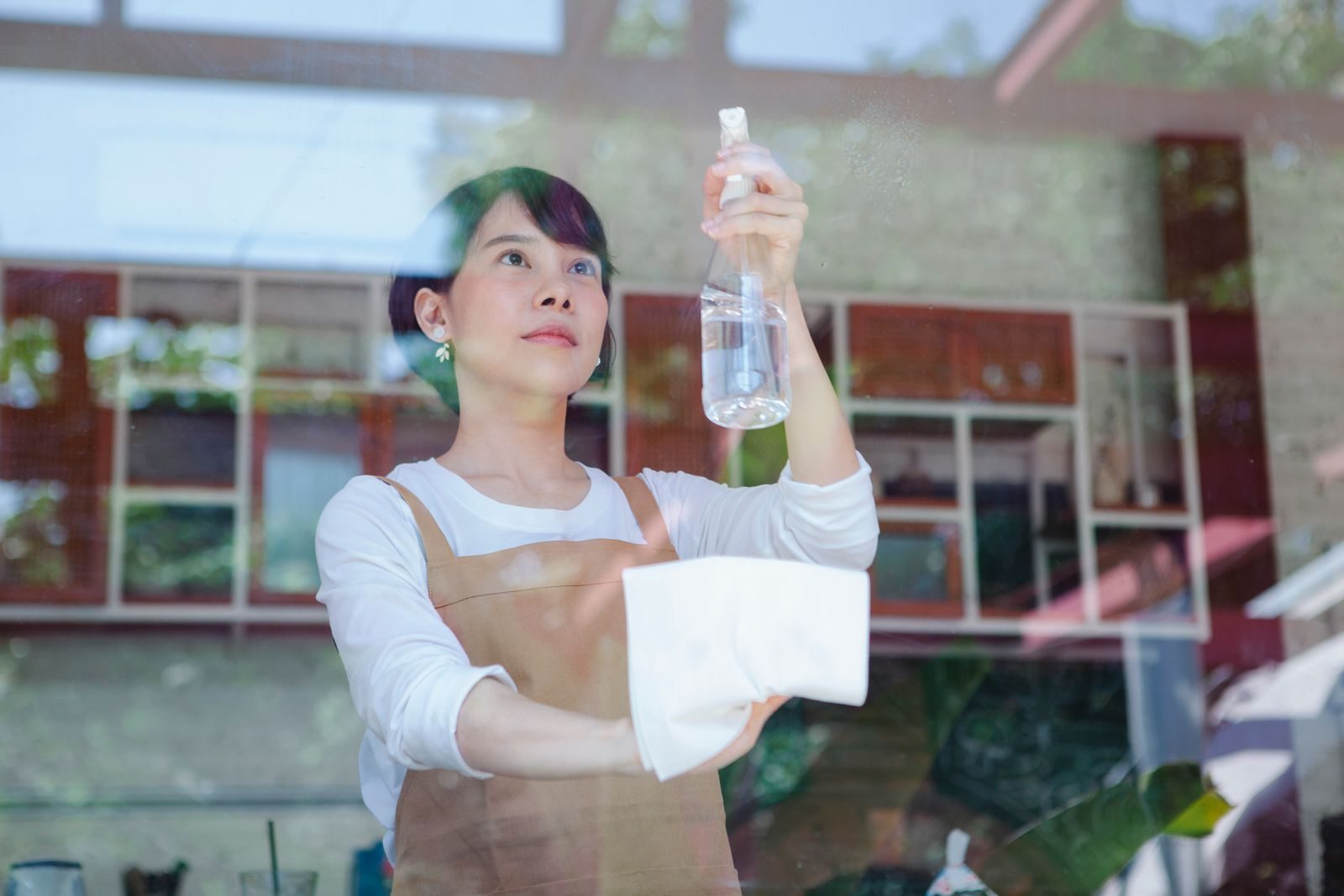 Glasreinigung einer Fensterfront im Gastronomiebereich