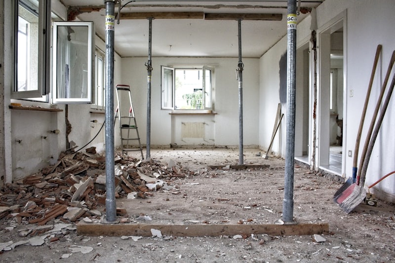 Rohbau mit Bauschutt vor der Baureinigung in Eberswalde