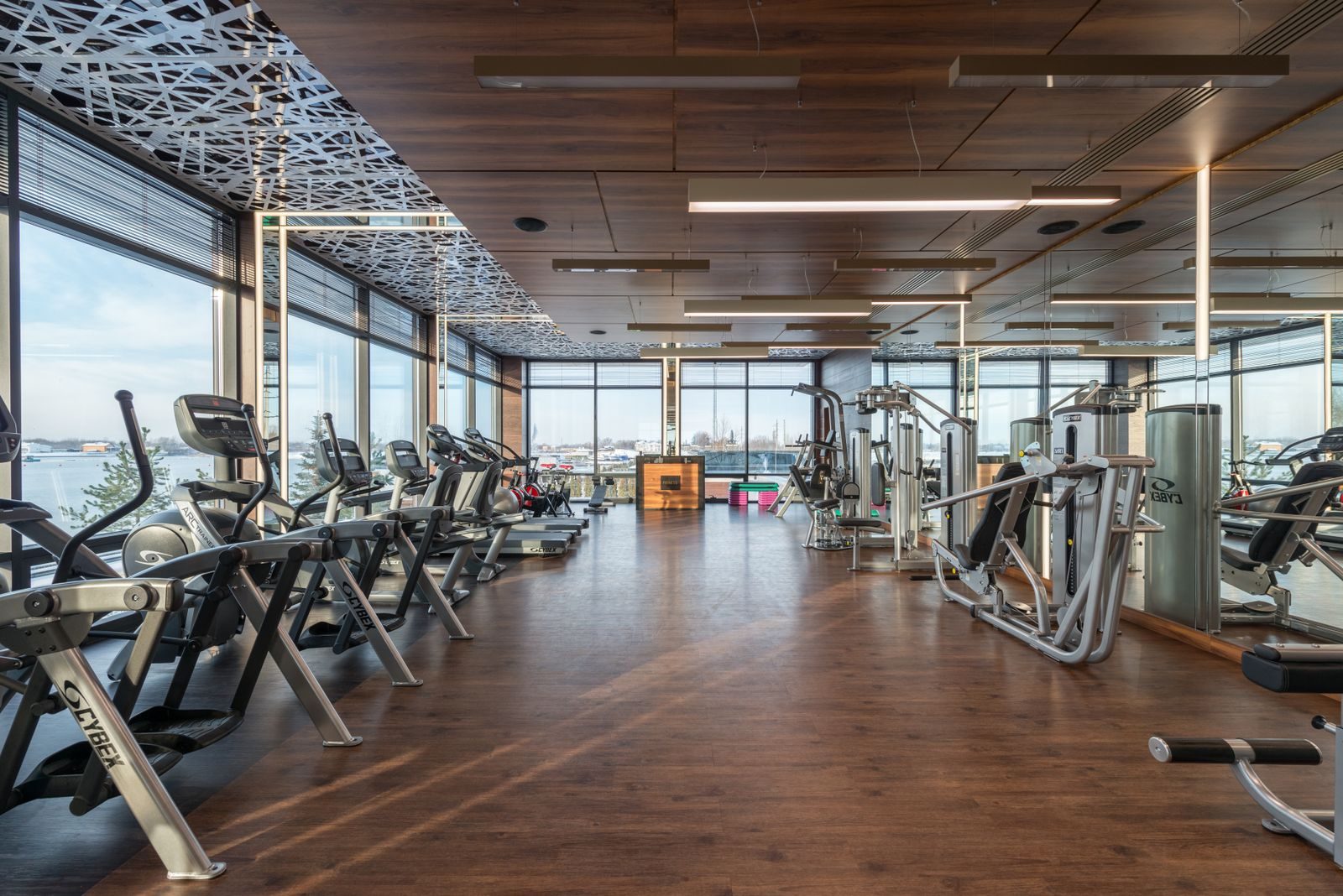 Trainingsfläche eines Fitnessstudios mit gereinigtem Boden